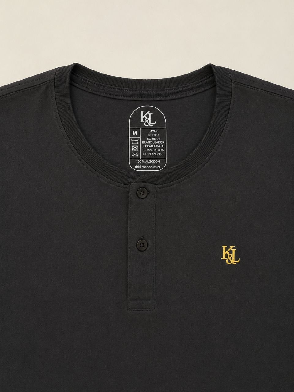Camiseta Henley ESSENTIAL Negro